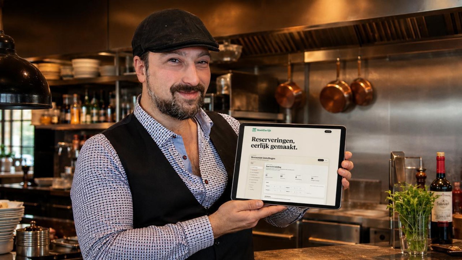 Chef Jeremy Arrascaeta met het BoekEerlijk-dashboard in zijn keuken